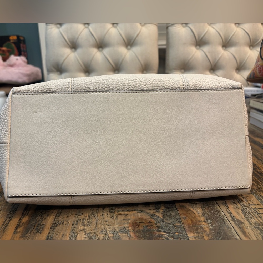 MICHAEL KORS Brooke Cream Medium Pebbled
Leather Bag - Picture 11 of 11